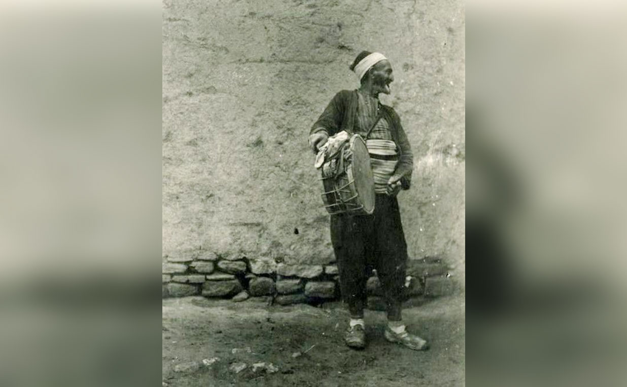 مسحر يحمل الباز -إنترنيت