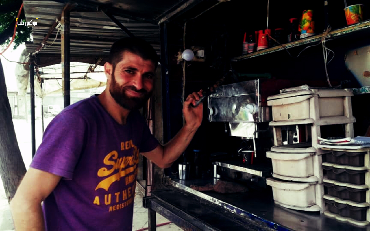 يوسف عبيد أمام براكة الإكسبريس التي يملكها بعد عودته من رحلة النزوح