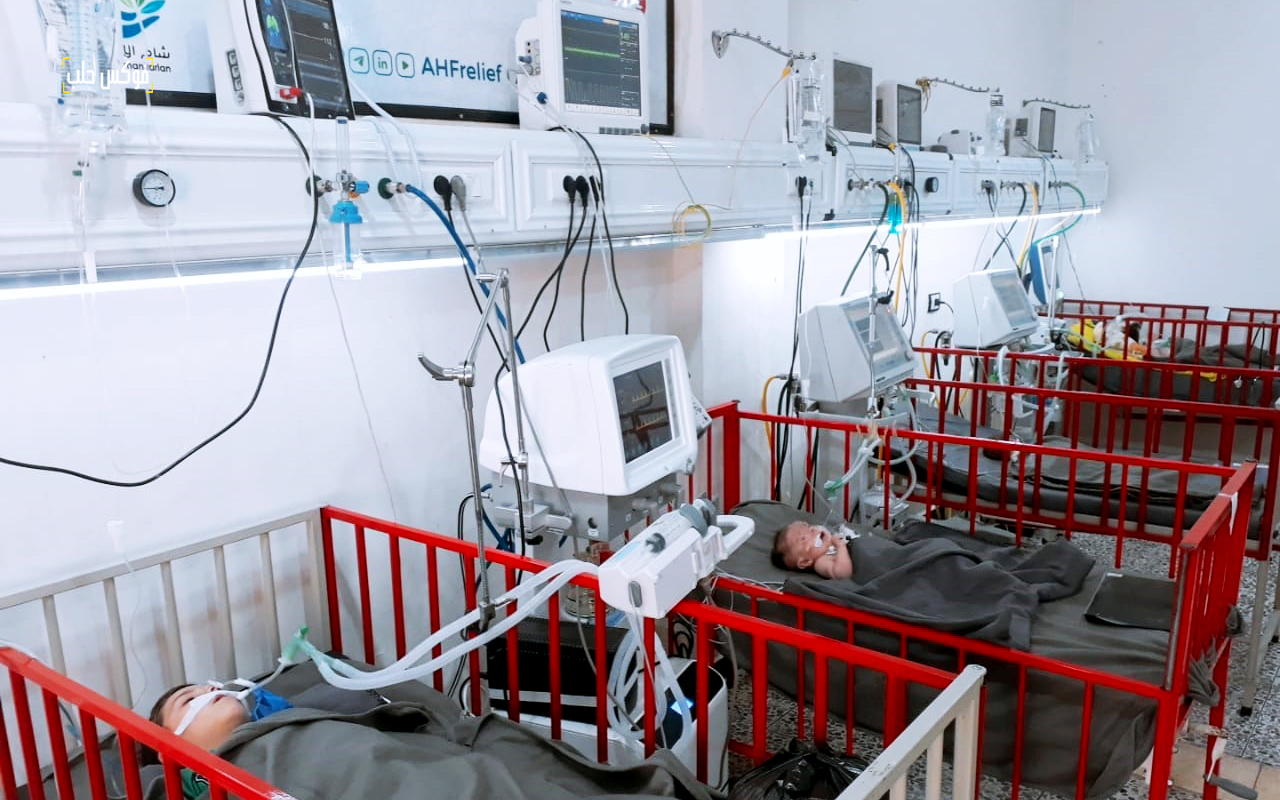 أطفال على المنافس الآلية في مشفى داخل إدلب