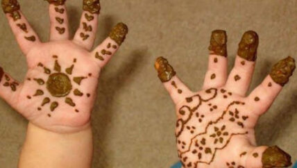 عندما كانت أمي تصبغ أيادينا بالحناء