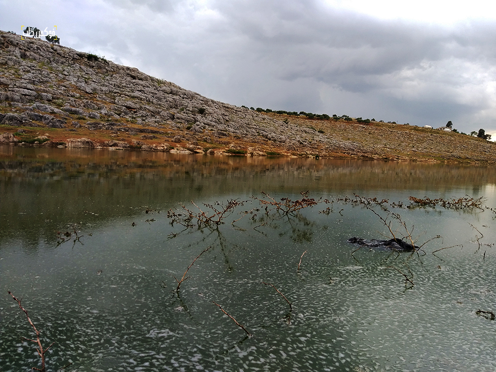 مياه الصرف الصحي تصل إلى سد كفروحين غرب إدلب
