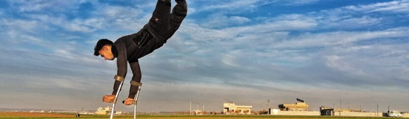 بـ “عكازين” وعزيمة.. يحصد محمد الإعجاب بدلاً من التعاطف