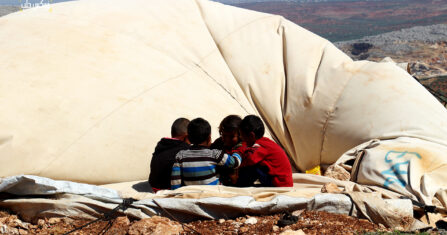 الحرب وحياة الخيام تسرقان من الأزواج الخصوصية والاهتمام