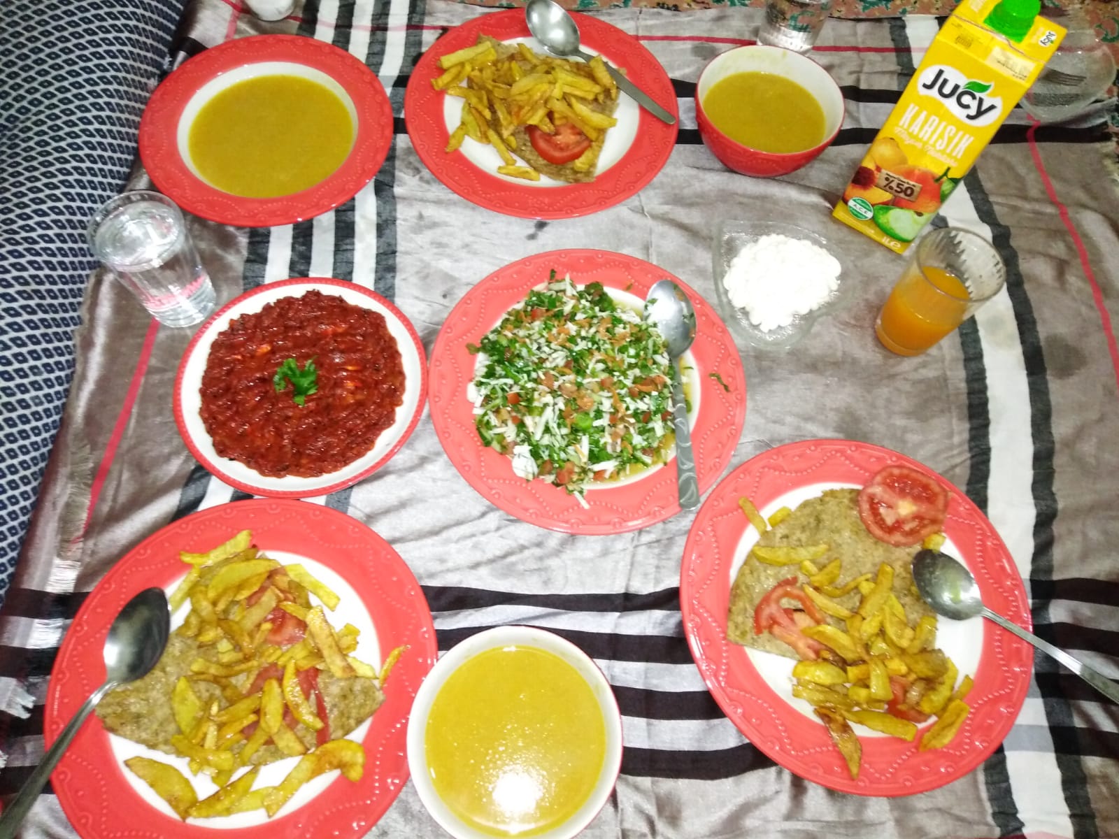 تحايل النساء في رمضان لتزيين موائد الإفطار