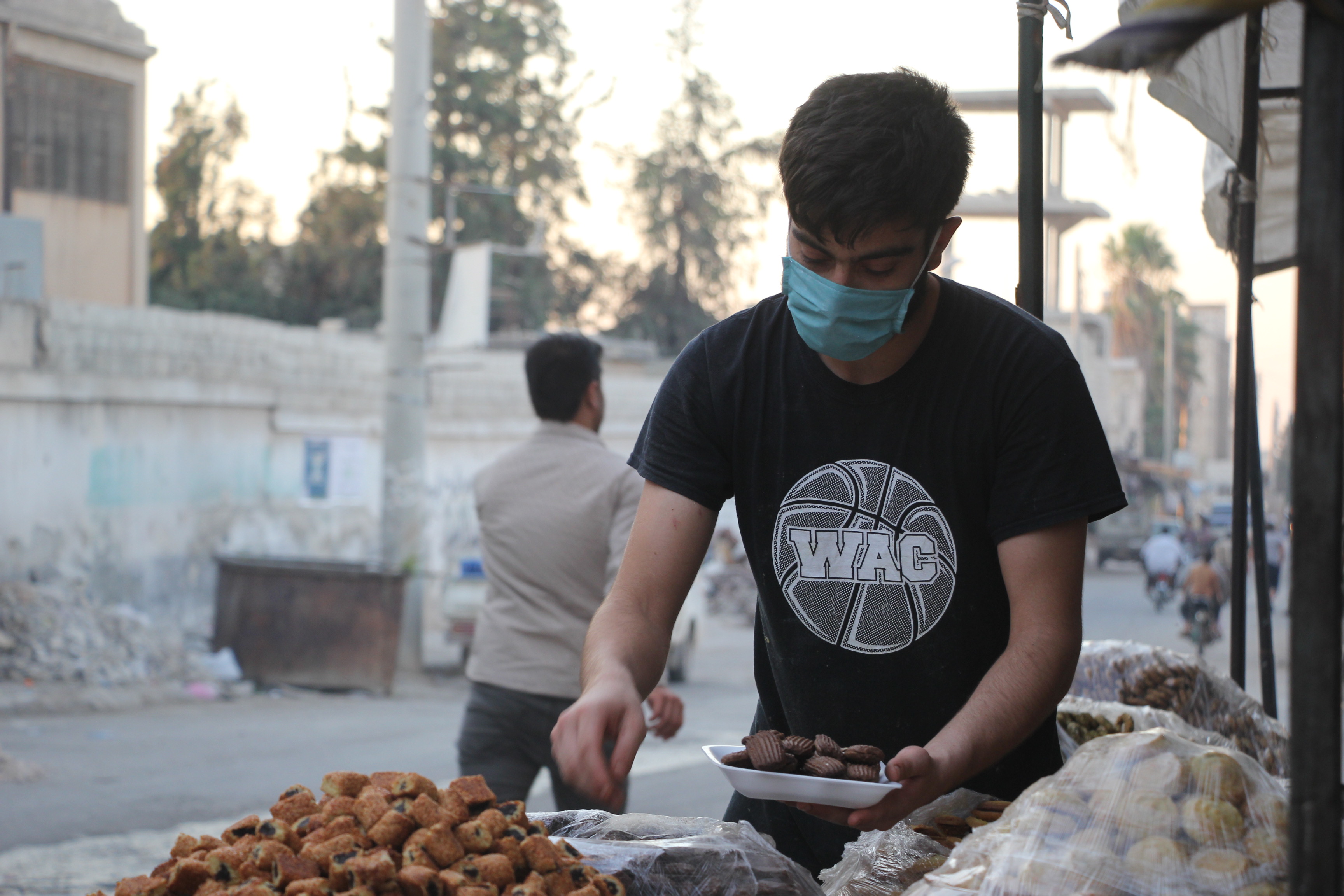 بائع معجنات وحلويات داخل مدينة سرمين المحجورة صحياً -فوكس حلب
