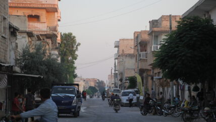 مساعدات خجولة للمدنيين داخل مدينة سرمين