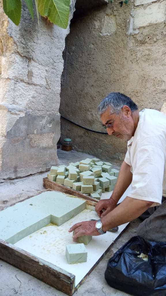 أبو محمد وهو يقوم بتقطيع الصابون البلدي -فوكس حلب
