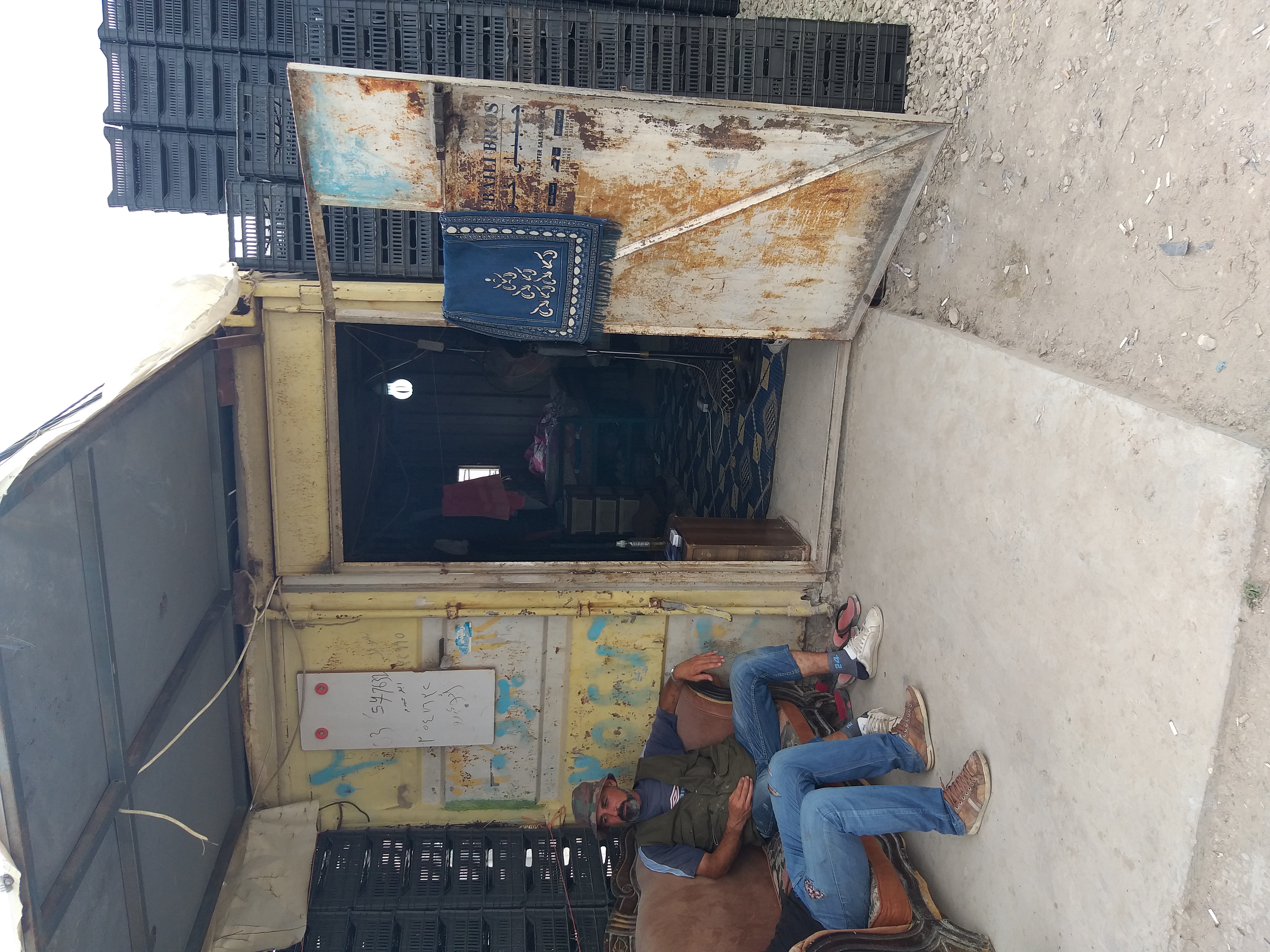 غرفة حديدية تعيش فيها واحدة من العائلات السورية في لبنان -فوكس حلب