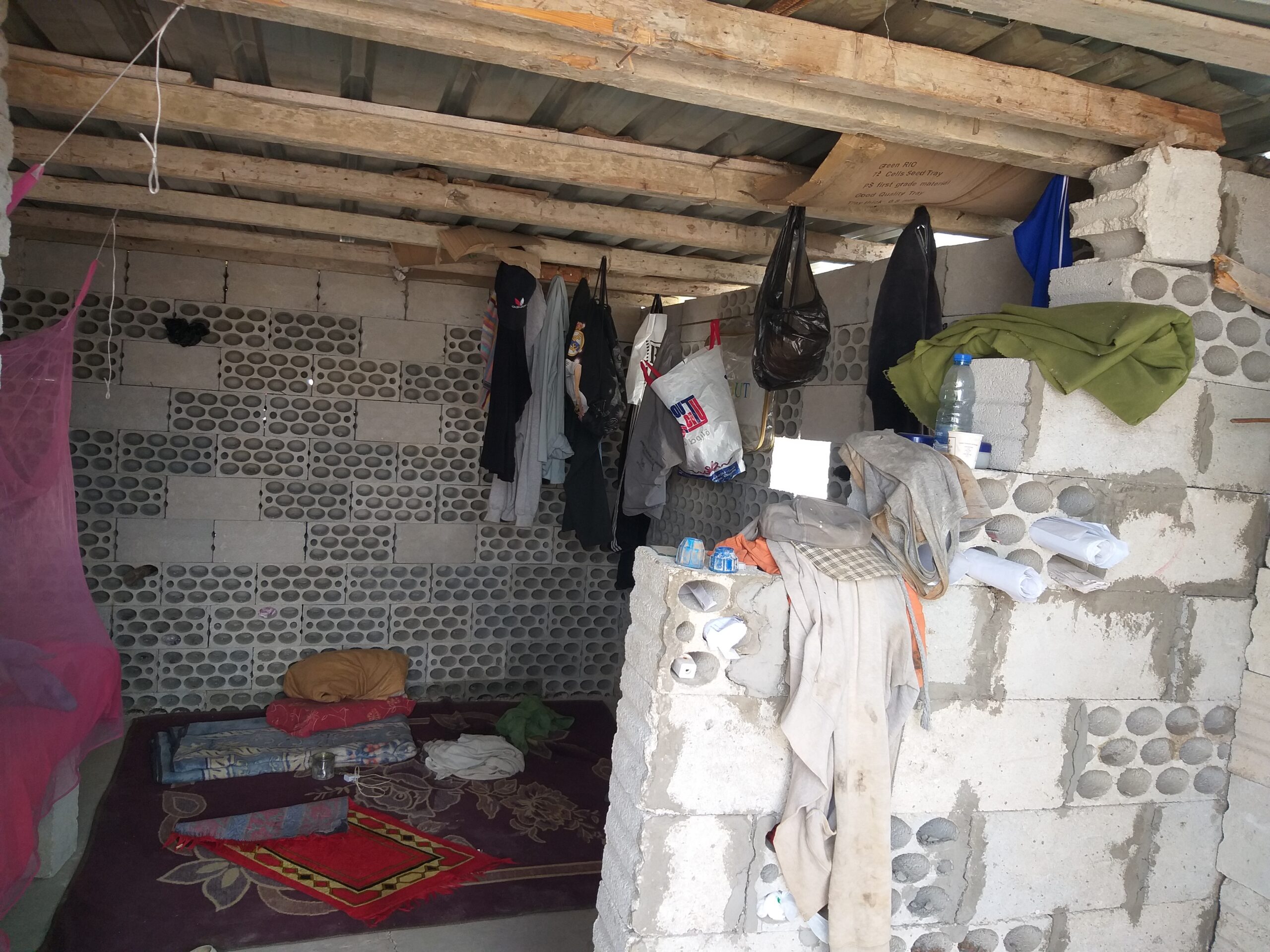 "شبه الغرفة" التي يعيش فيها أحمد جمعة في لبنان -فوكس حلب