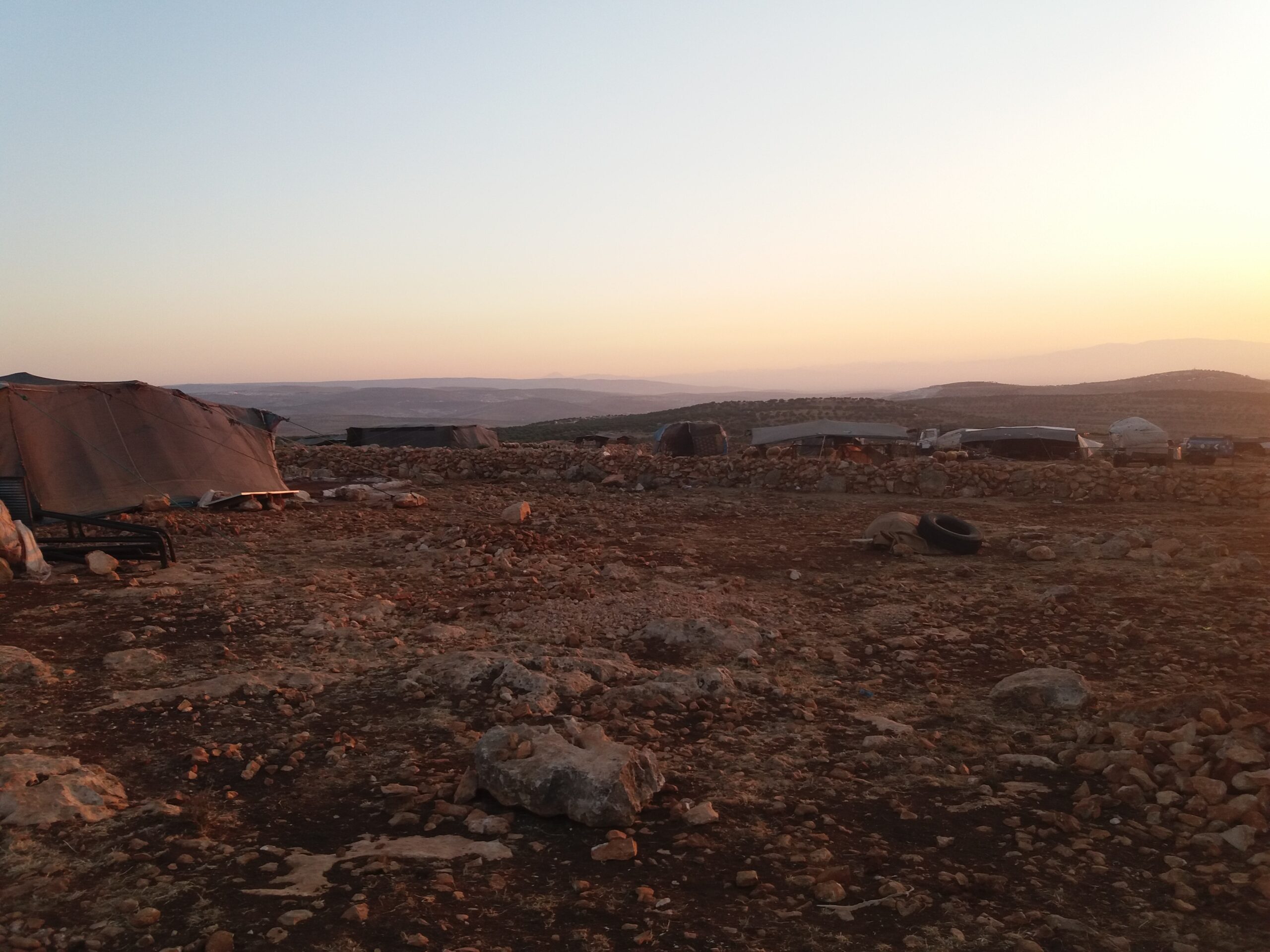 ما يشبه المخيم أقامه البدو بالقرب من جبل الشيخ بركات -فوكس حلب