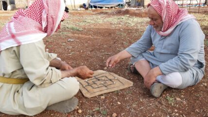 المنقلة والإدريس ألعاب قديمة لتمضية الوقت في المخيمات