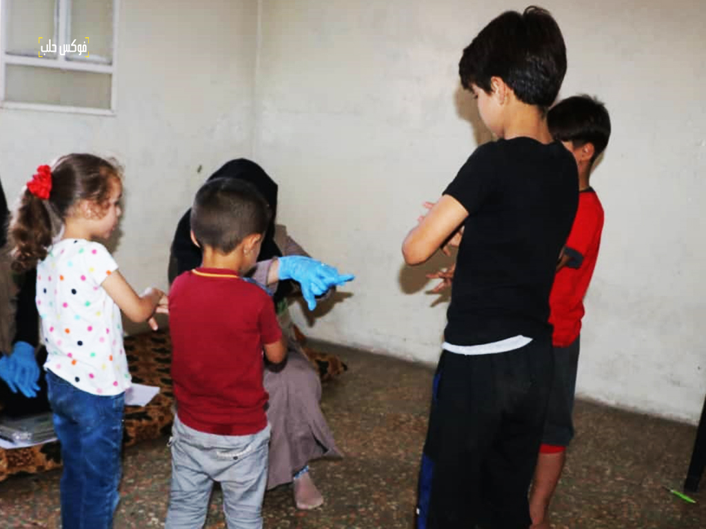 منسقة إجتماعية من جمعية عطاء في زياراتها للأطفال.