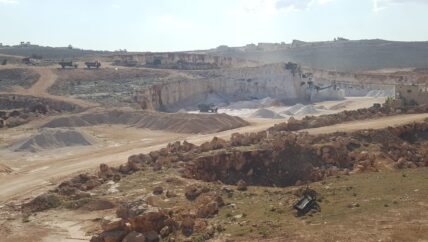 مقالع الحجر العشوائية.. خطر على السكان وتصدع في طبقات الأرض