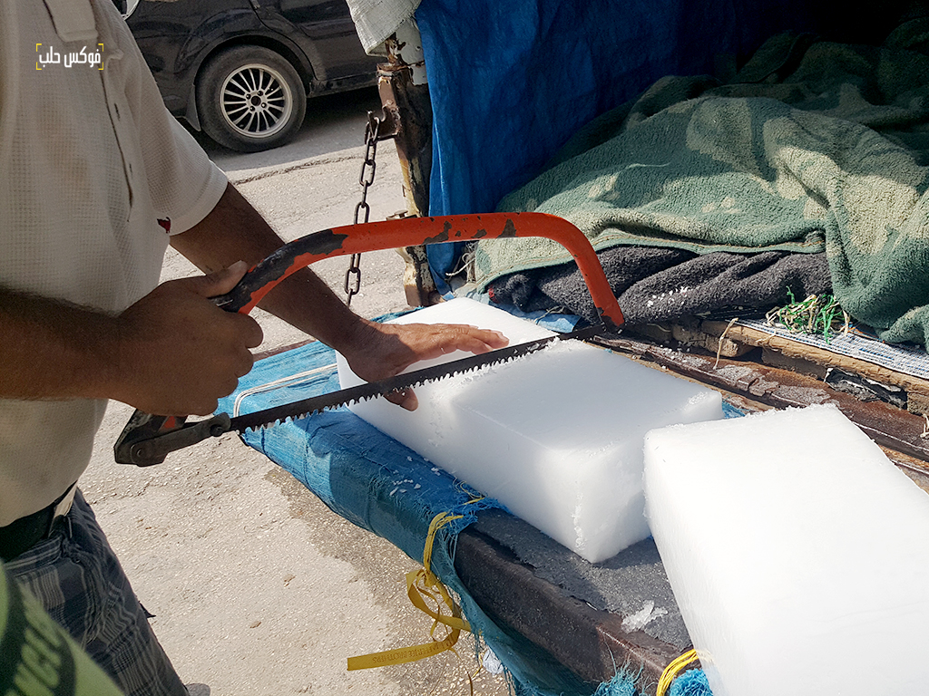 تقطيع قالب الثلج وبيعه في إدلب