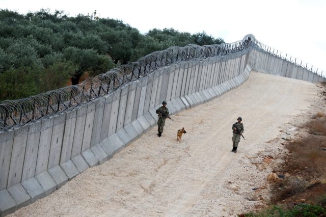 الجدار الذي أقامته تركيا على حدودها لمنع الدخول بطرق غير شرعية -إنترنيت