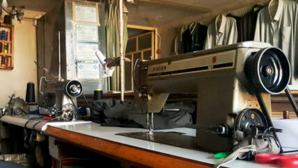 “أبو أحمد” خياط يتمسك بإبرته ومقصه وسط ثورة الألبسة الجاهزة