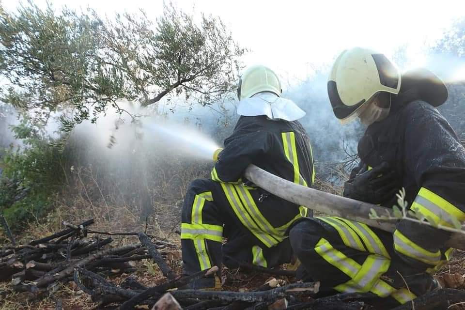 متطوعو الدفاع المدني خلال عملهم على إطفاء الحرائق بريف إدلب -المصدر الدفاع المدني