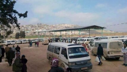في عفرين: الانتظار وارتفاع أجور النقل يرهقان الركاب والسائقين
