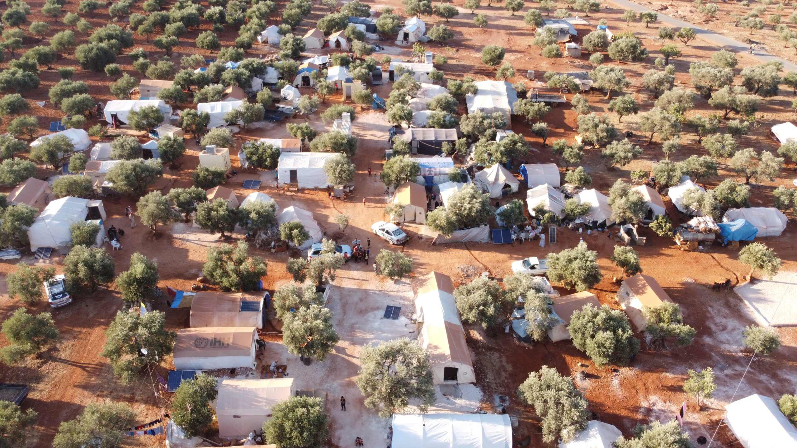 صورة جوية لأحد المخيمات في شمال إدلب -خاص