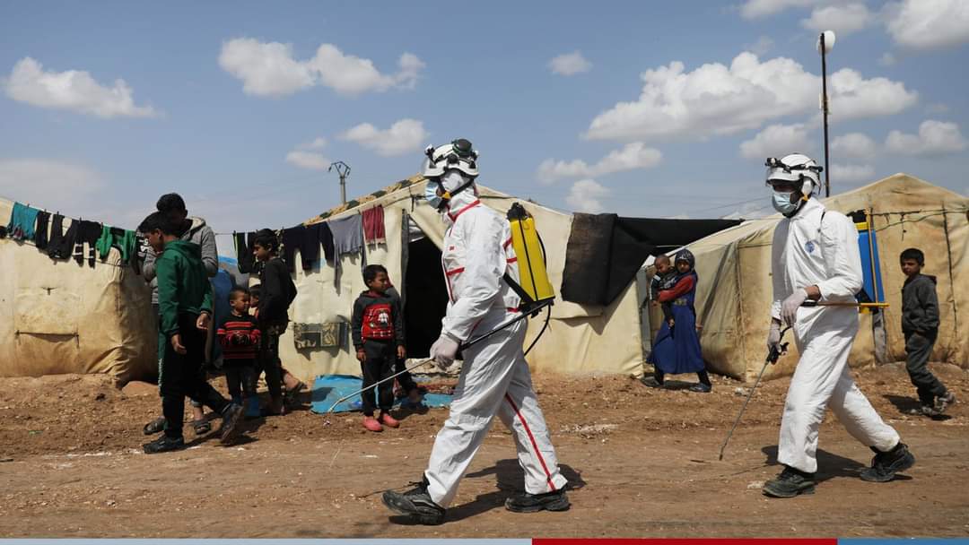 حملة تعقيم من فايروس كورونا في المخيمات من قبل الدفاع المدني -انترنيت