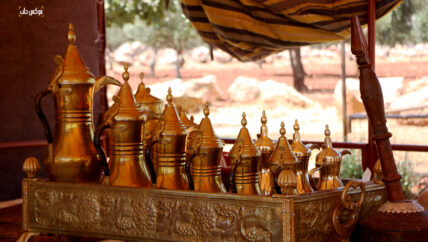 القهوة العربية تَحضُر في خيام النزوح السورية