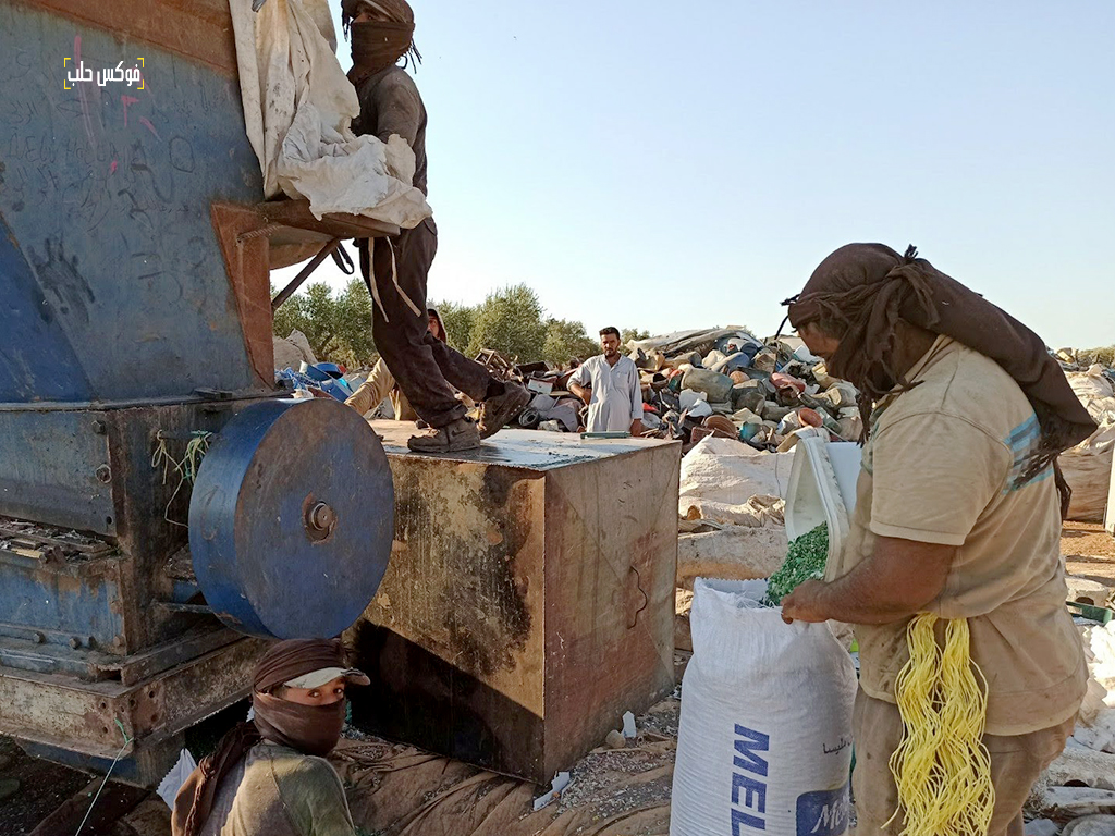 جرش وفرز البلاستيك بالقرب من مخيم "الخليفة" شمال إدلب