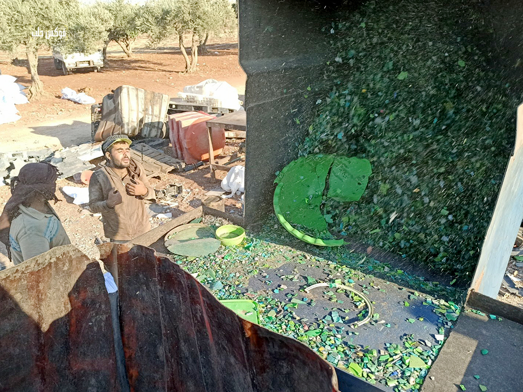 عمال فرز البلاستيك وجرشه في مخيم الخليفة شمالي إدلب 