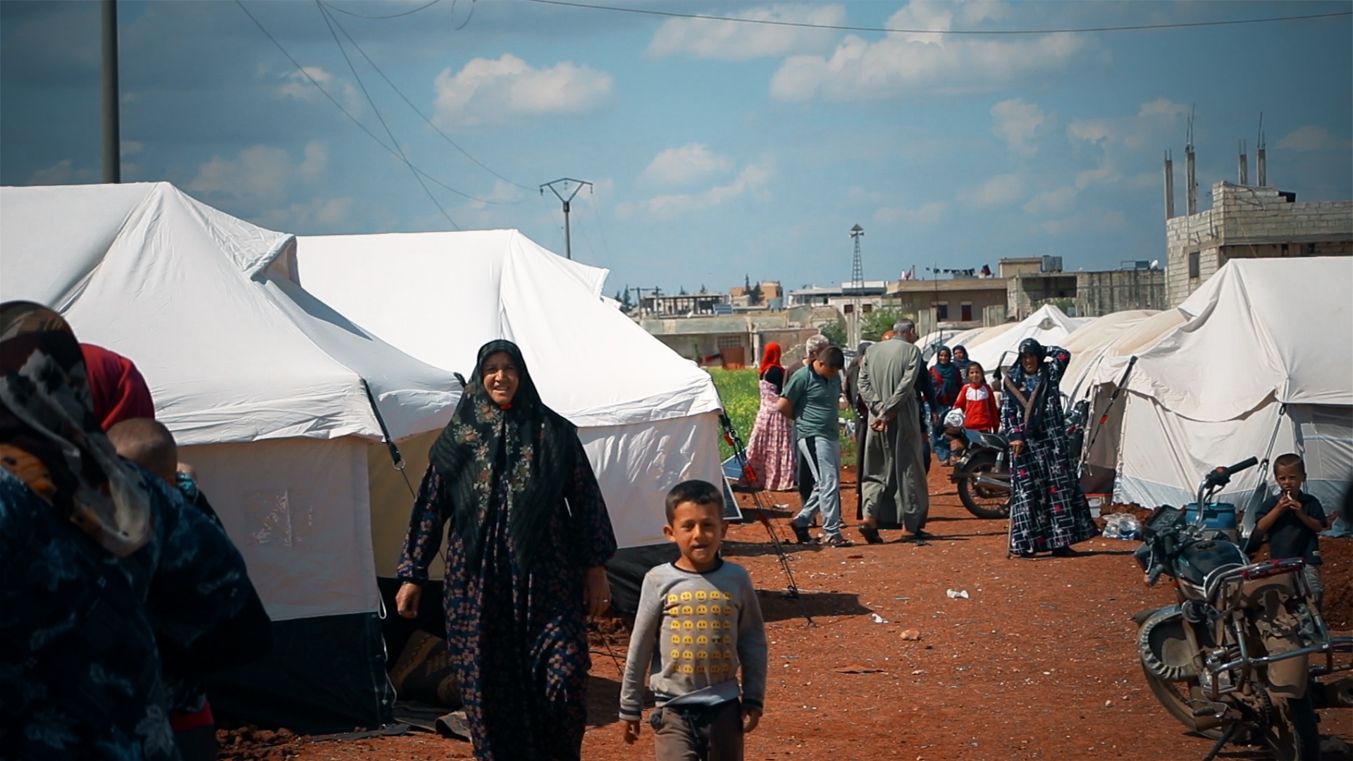 أحد المخيمات في إدلب ويظهر في الصورة عدم اتخاذ السكان لإجراءات الوقاية من فايروس كورونا -خاص 