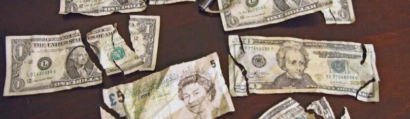  الدولارات التالفة تزيد من خسارة مستلمي الحوالات في إدلب