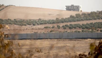 تهريب المواد الغذائية مصدر دخل للعاملين به ونقمة على المواطنين في إدلب