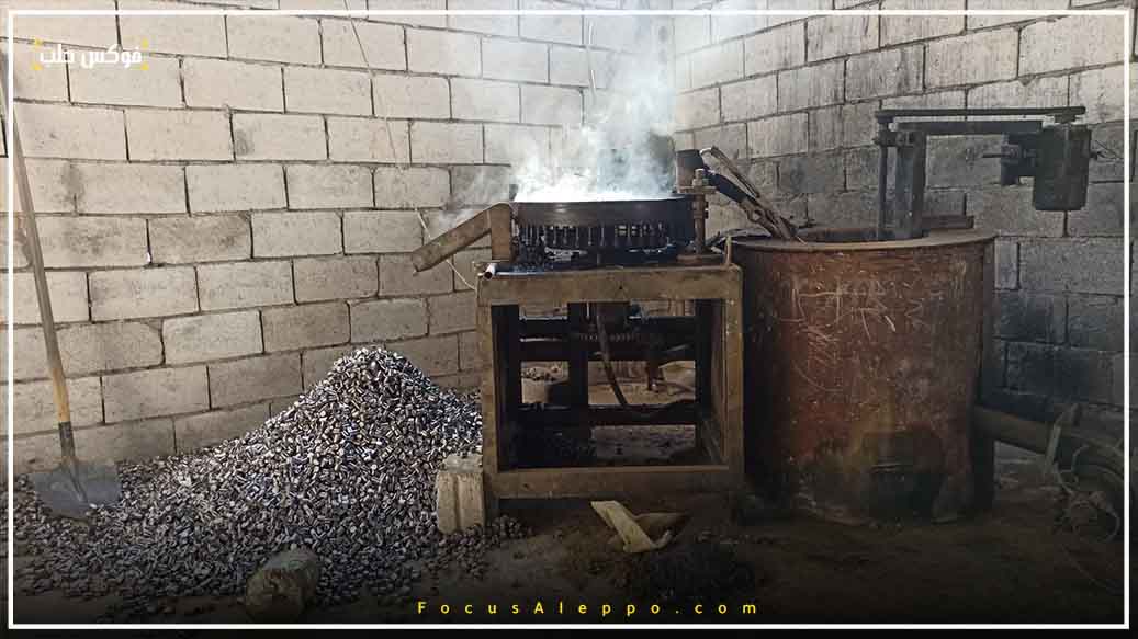 معمل لـ صهر الرصاص بالقرب من مدينة سرمدا في ريف إدلب.