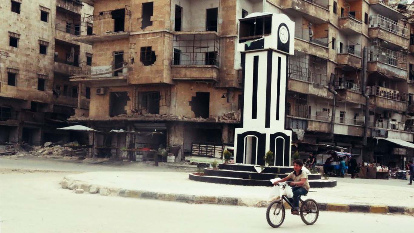 مجسم ساعة حمص في دوار الحلوانية بمدينة حلب ـ تصوير: شامل الأحمد