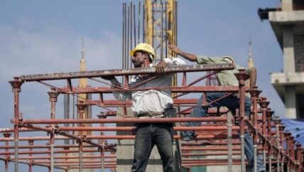 خريجو الجامعات السورية في لبنان.. فقر وبطالة ومهن شاقة