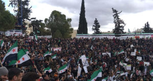 علم الثورة يوحد ساحات التظاهر في إدلب