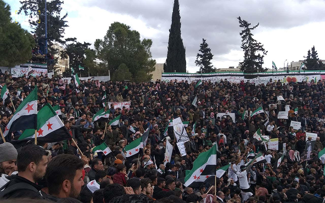 علم الثورة يوحد ساحات التظاهر في إدلب
