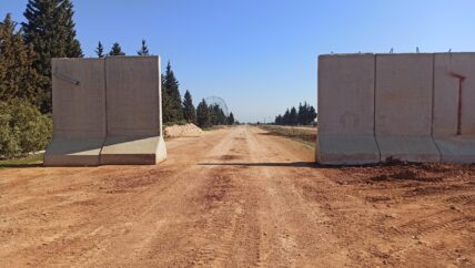 المعابر الداخلية متنفس للنظام وفائدة لقوى الأمر الواقع.. أين المواطن 