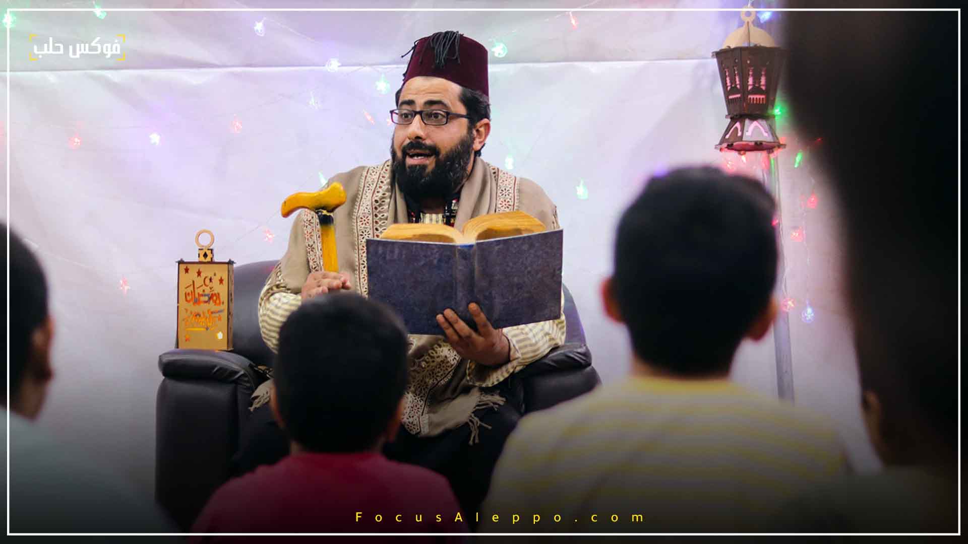 (الحكواتي) في واحد من مخيمات الشمال السوري.