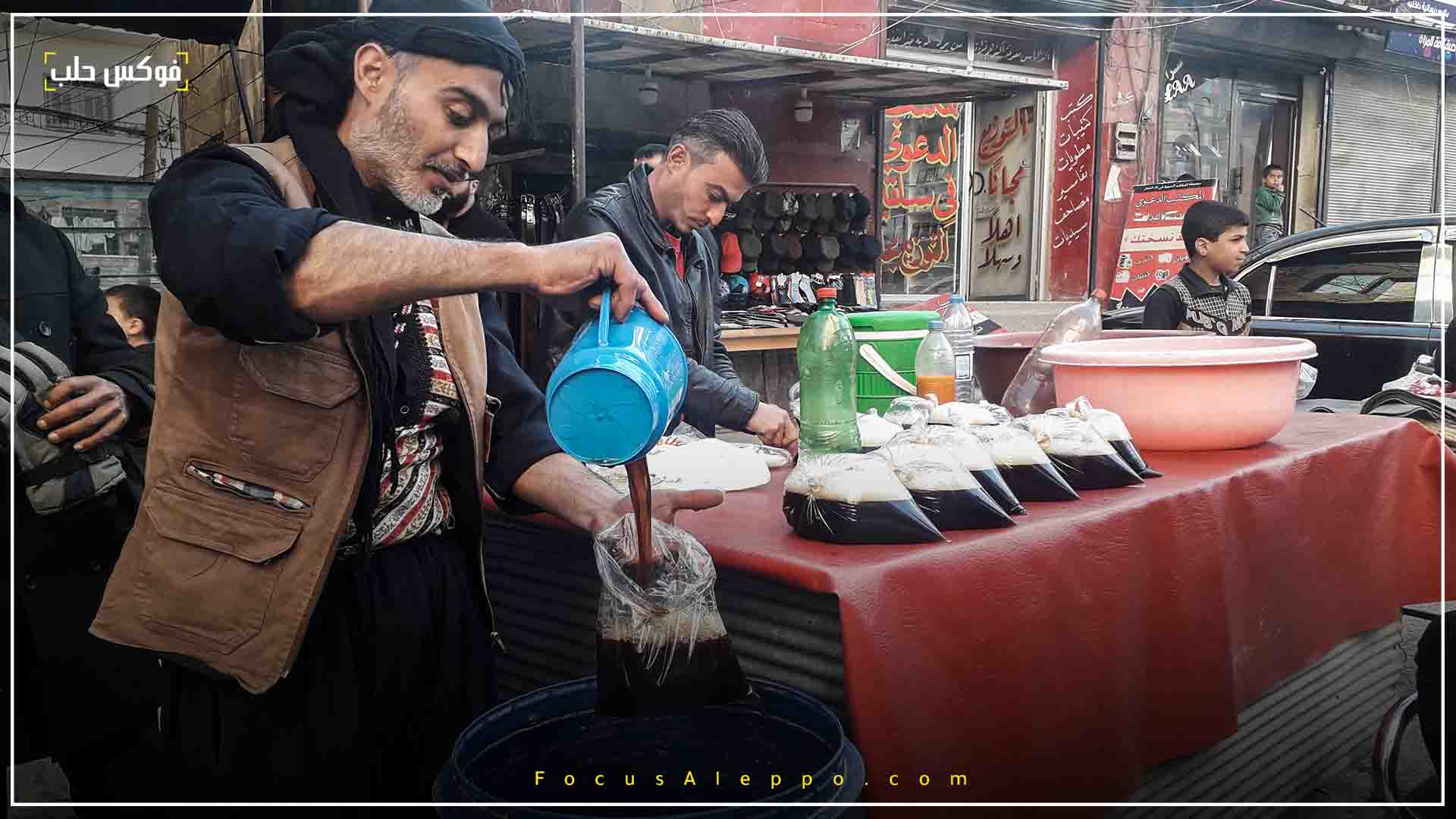 أحد باعة المشروبات الرمضانية الباردة في سلقين