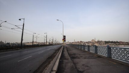 الحظر الكامل في تركيا يرهق السوريين ويُشعل الخلافات العائلية