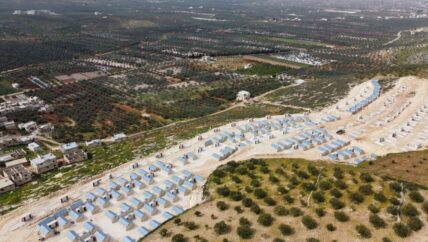 مساكن مسبقة الصنع بدلاً عن خيام في شمال غربي سوريا