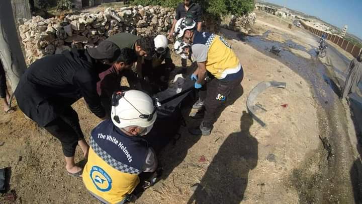 الصورة من الإنترنت لرجال الدفاع المدني بعد قصف استهدف جبل الزاوية