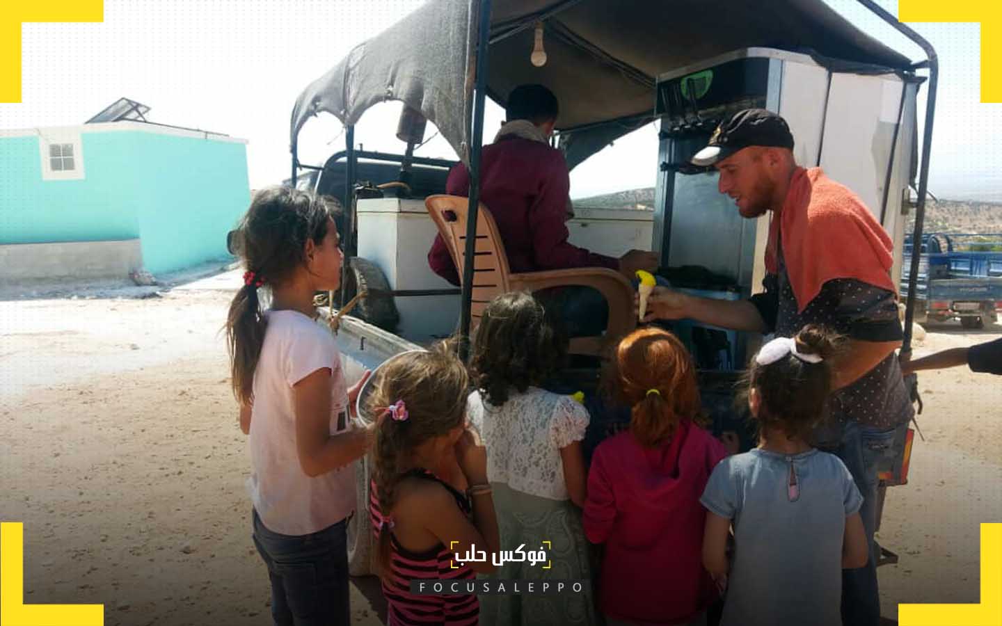 بائع بوظة متجوّل في واحد من مخيمات إدلب