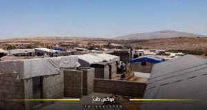 ارتفاع درجات الحرارة في إدلب يزيد من قساوة الحياة في المخيمات
