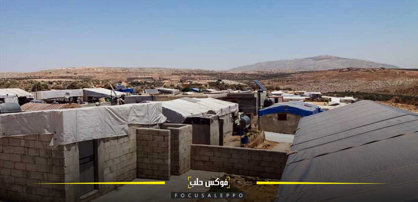 ارتفاع درجات الحرارة في إدلب يزيد من قساوة الحياة في المخيمات