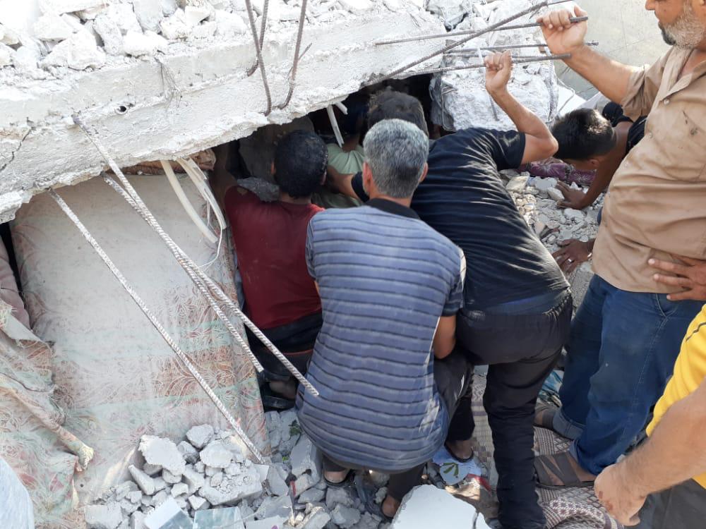 صورة متداولة لإنقاذ عالقين من تحت الأنقاض في اليادودة -إنترنت