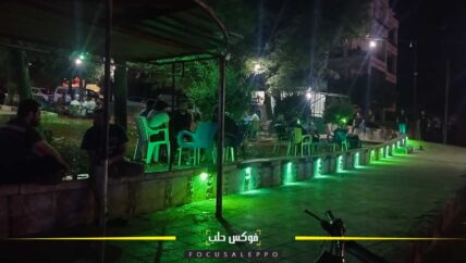 وصول الكهرباء يحول حدائق إدلب إلى مقاهٍ في الهواء الطلق