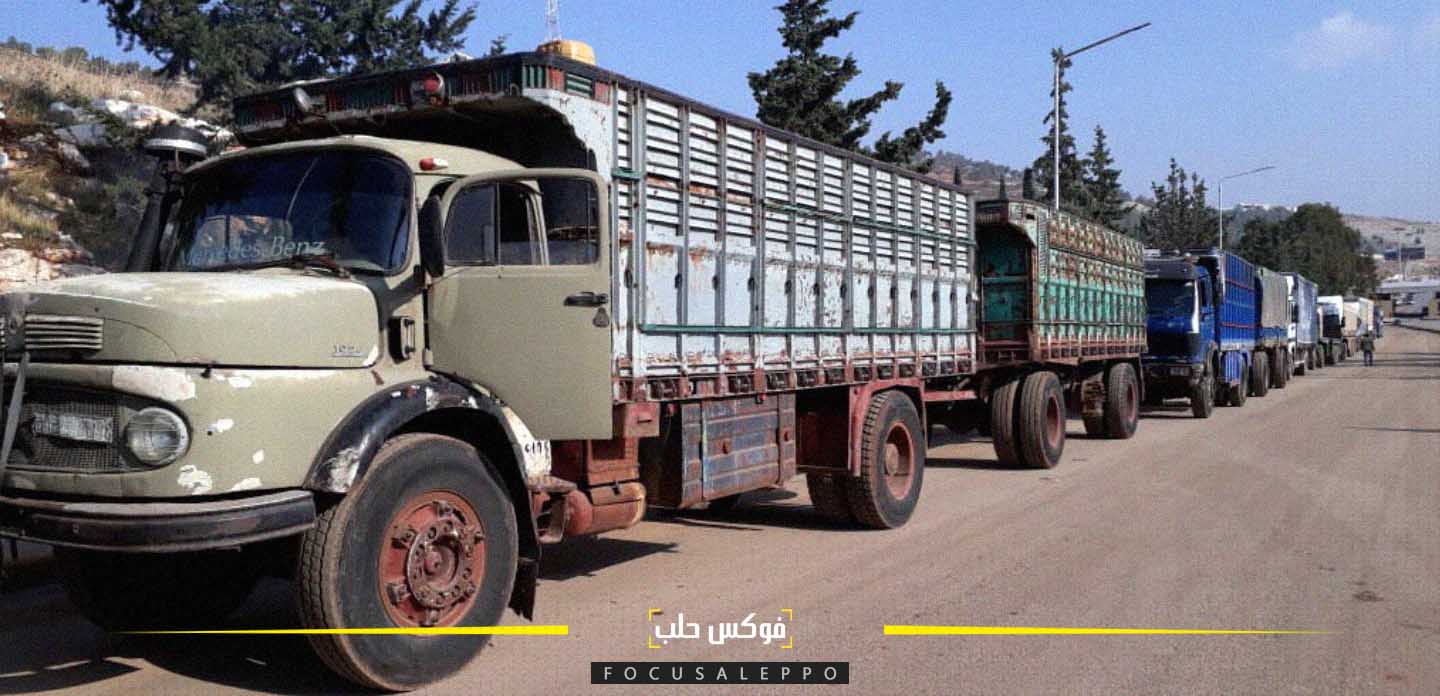 الصورة: شاحنات نقل البضائع تنتظر دورها في معبر باب الهوى الحدودي.