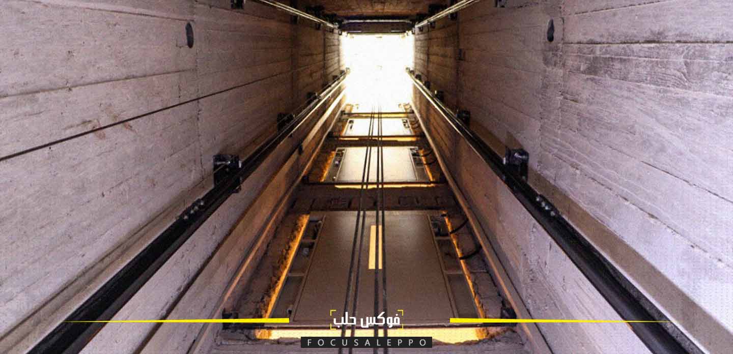 خلال تركيب المصعد الكهربائي في إدلب