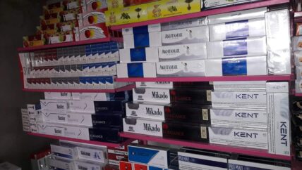 رحلة التبغ .. إتاوات على حواجز عفرين وتهريب على الأقدام إلى إدلب