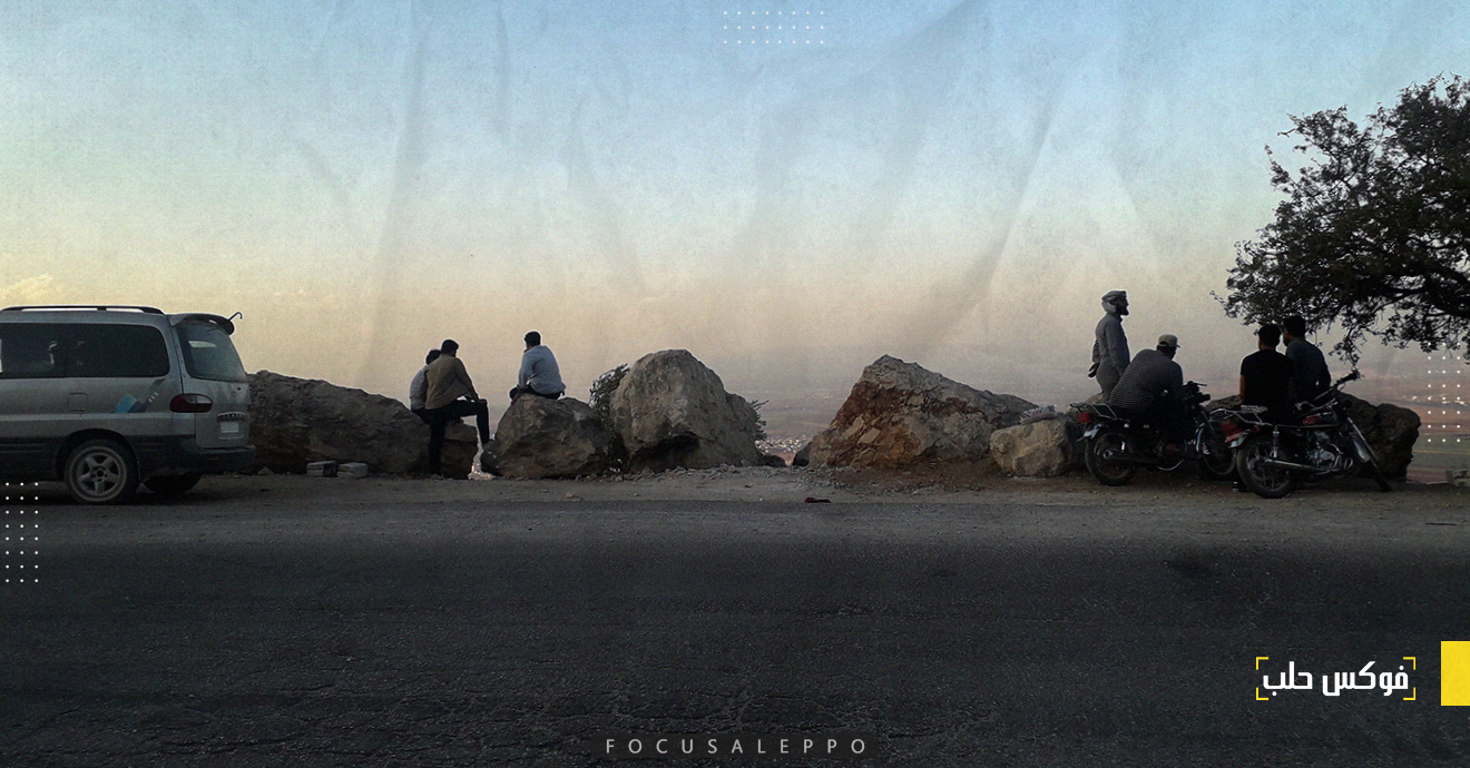 عائلات تقصد جنبات الطريق في مزرعة كتيان للترويح عن نفسها